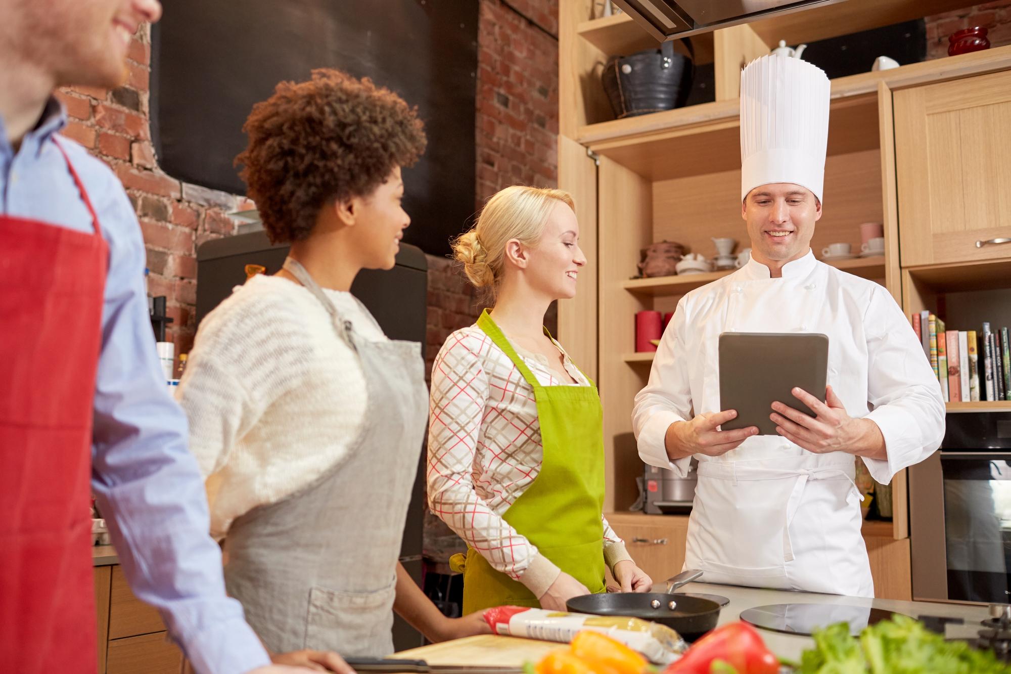 Cucina attiva con chef e partecipanti